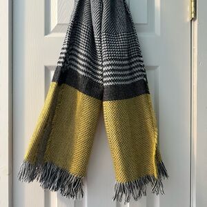 Stylish Black and Yellow Houndstooth Scarf